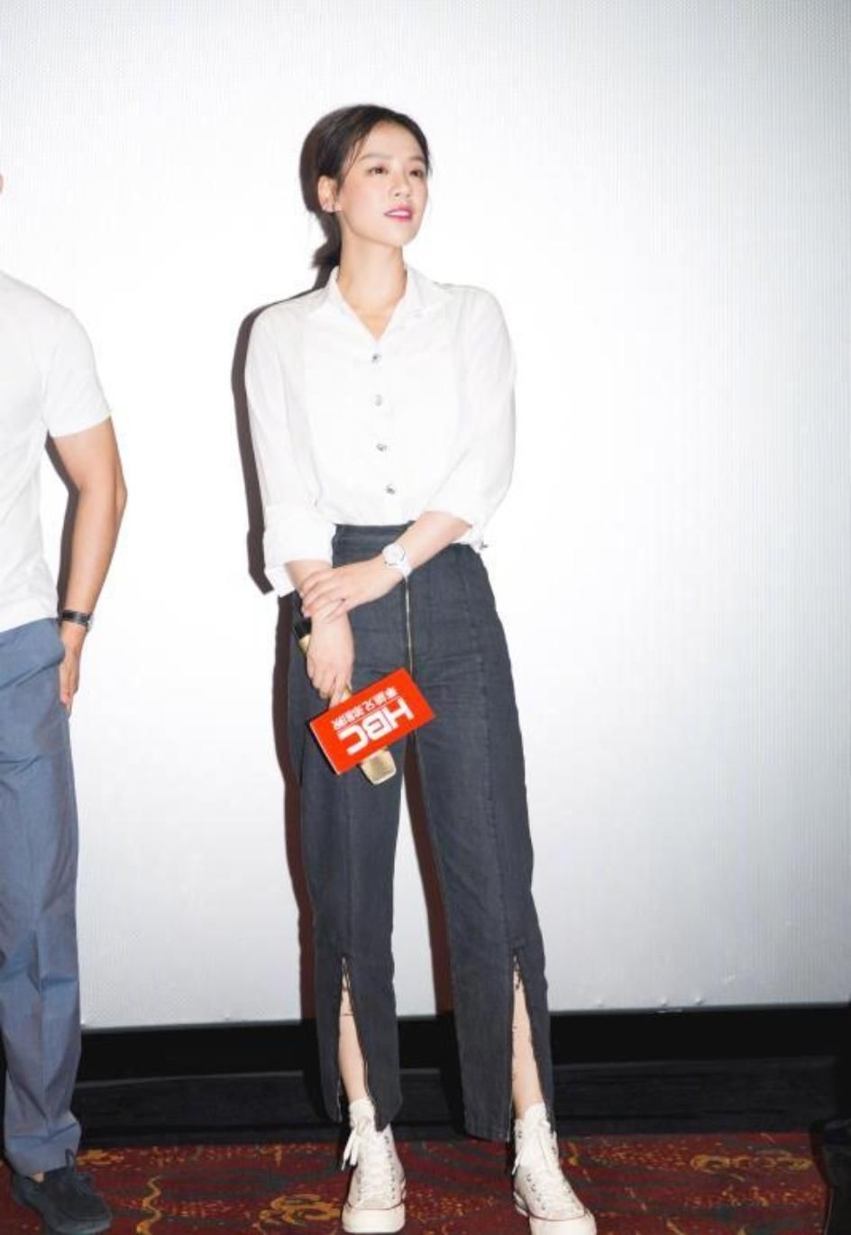 霍思燕被宠成18岁，迪丽热巴美人鱼本人，张钧宁一袭吊带惊艳众人