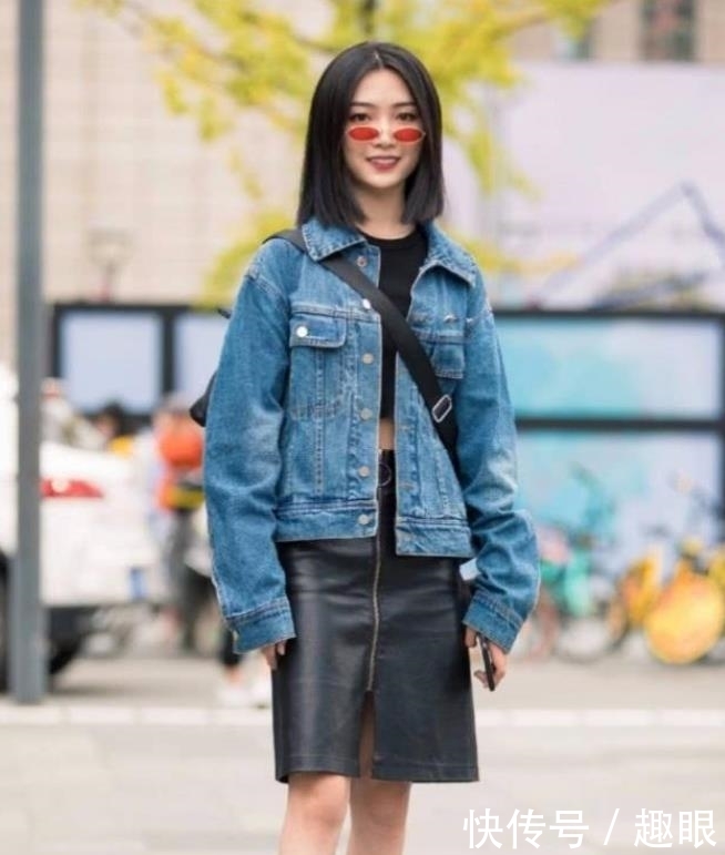 「美女」美女街拍俏皮可人的小姐姐,紧身裙打扮,穿出青春活力