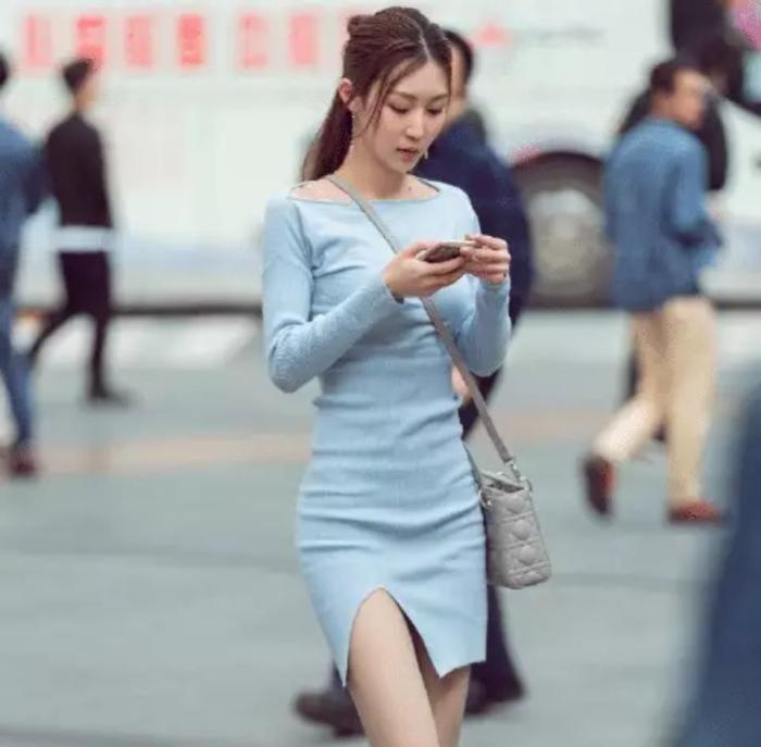 『浅蓝』街拍:身材苗条的美女,穿着浅蓝裙子像女神