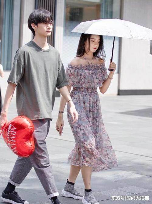 街拍：图1小姐姐打伞防晒，长裙飘飘，心疼走在她旁边的男生！