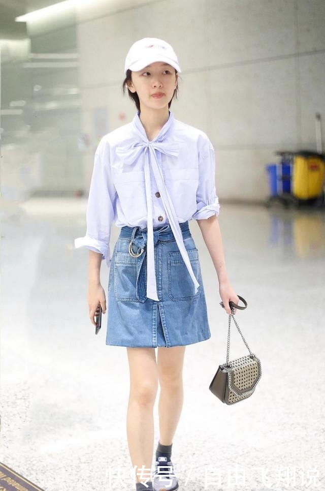 来看看@早春没有衣服穿?衬衫“一衣多穿”的穿搭指南,经典简约又优雅