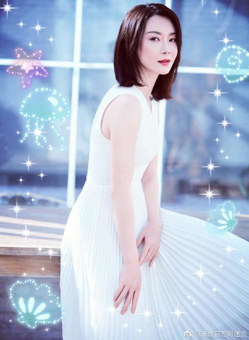 41岁的陈数身穿印花旗袍大秀好身材，古典优雅，这气质真不是盖的