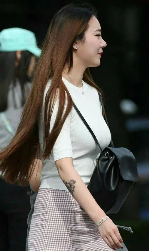 纹身小姐姐出门逛街，白色针织短袖上衣配粉色格格裙子，既简单又
