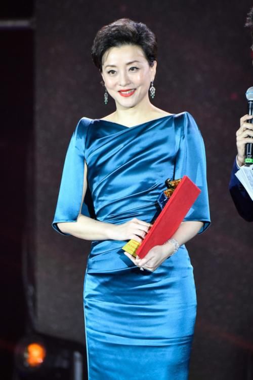  『身穿』杨澜气质如兰！身穿蓝色连衣裙端庄大气，时尚精致又不失温柔优雅