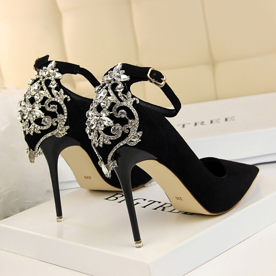 优雅女人看脚，精致女人看手!高跟配美人，不瞩目都难