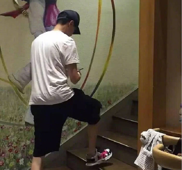 赵丽颖再度被传小腹隆起疑怀孕,工作人员称时间会证明一切