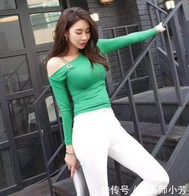 路人街拍，时尚小姐姐穿露脐装显露纤细小蛮腰，大长腿抢镜！