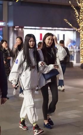  [看起来]路人街拍，小姐姐身穿黑色的旗袍连衣裙，看起来很有美感