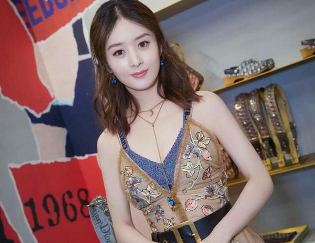 赵丽颖无孕像,穿这件长裙美出了新高度,可以和大幂幂PK一下