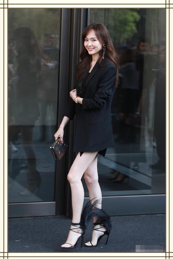 唐嫣的腿够长了，还踩“两根针”，网友：真想把脚上的毛给她拔掉