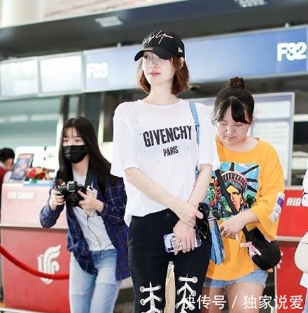 王丽坤的裤子全靠几根线绑着,没有这身材真不撑不起来