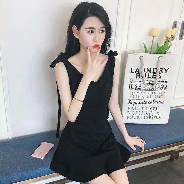 包臀修身短裙时尚气质，紧而不露又迷人，给人一种妩媚成熟的气质