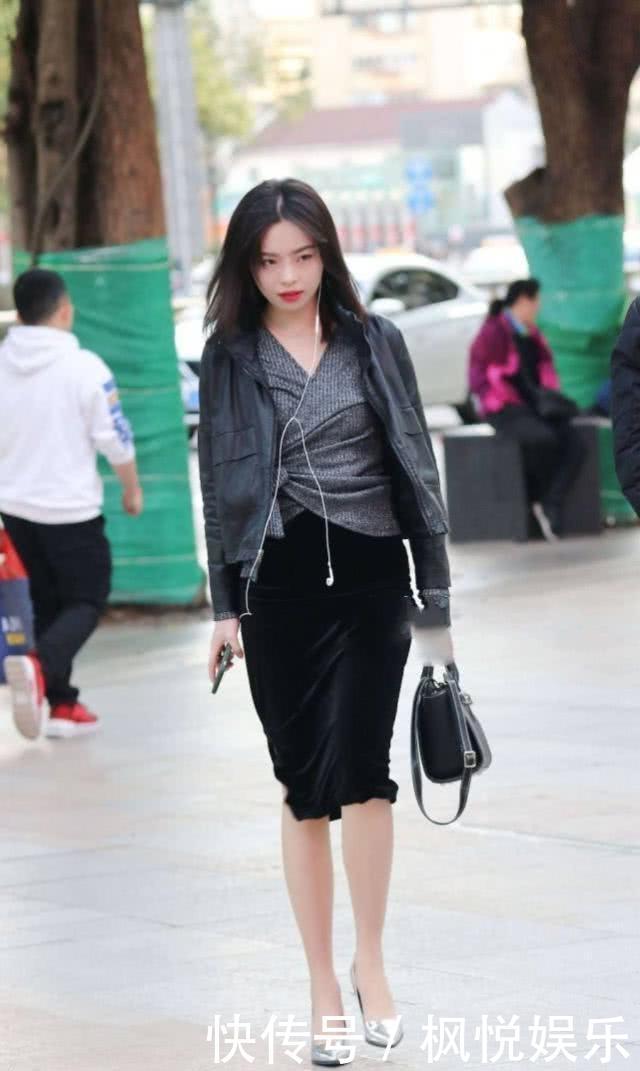  黑色@路人街拍，靓女看着很纯净，黑色的裙子搭配休闲衫，很有美感