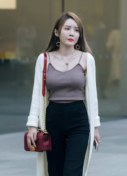 小姐姐一件热裤，露出迷人的锁骨和香肩，释放恰到好处的小性感