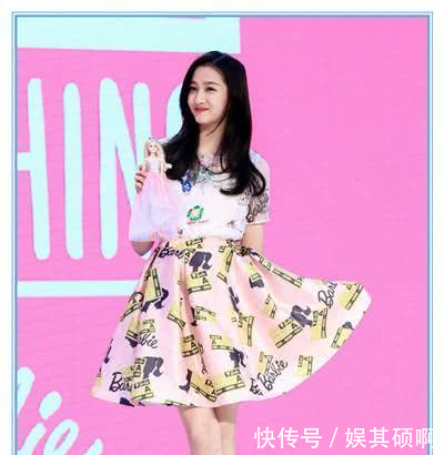 关晓彤红毯再失手！浅蓝色吊带裙穿老10岁，网友鹿晗心碎一地！