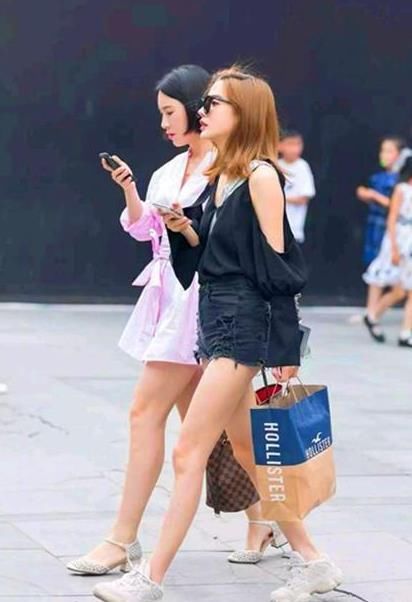  [气质]街拍：秀丽端庄的美女，一条黄色的连衣裙，时尚清爽气质迷人