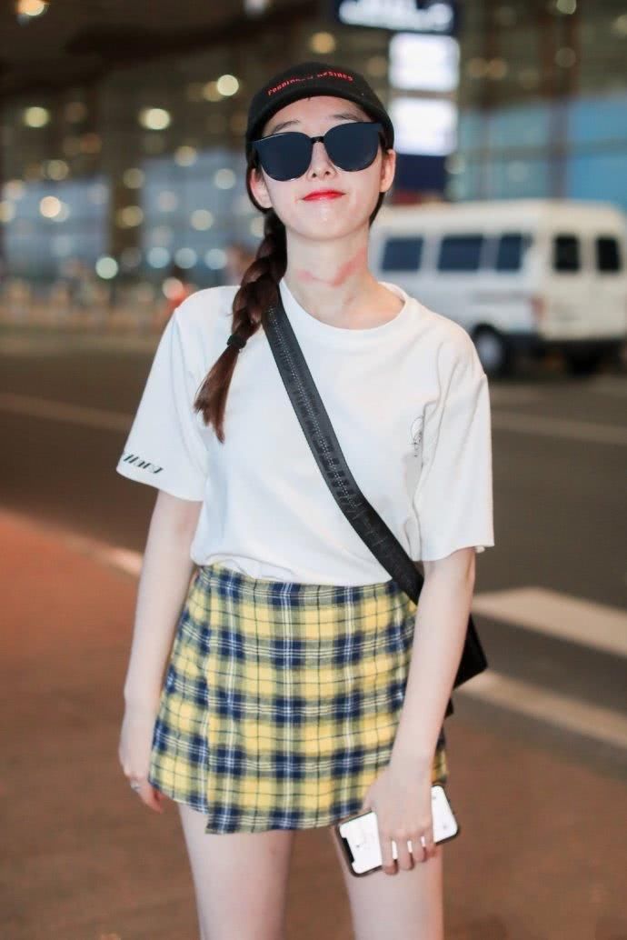 看了蒋梦婕的短裙，再看看景甜，才知道小粗腿更好看