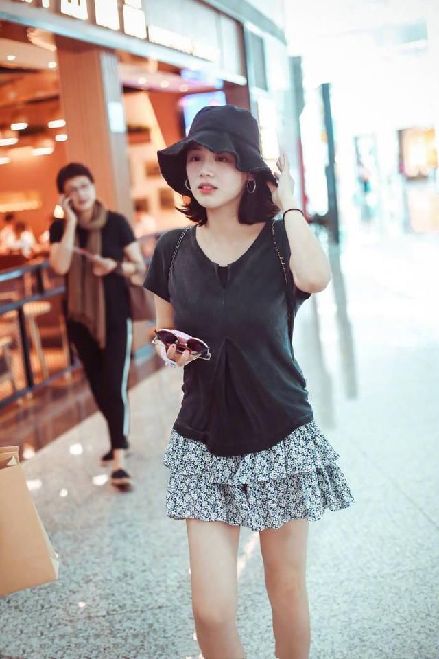 马思纯穿泳装裙现身机场,坐下后尽显美腿,网友:欧豪不知珍惜!