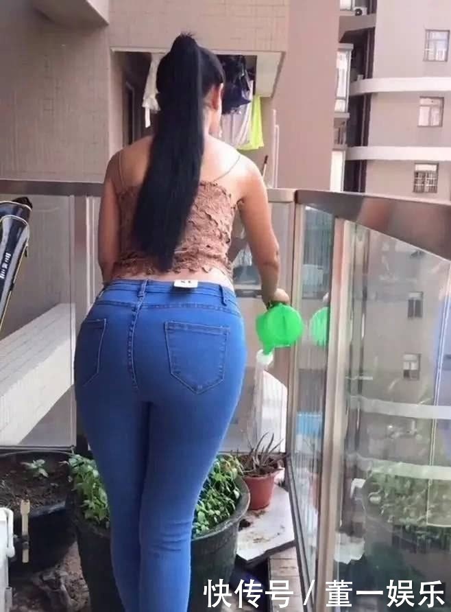 微粗的双腿穿着牛仔裤，胯宽背影更具时尚女人味