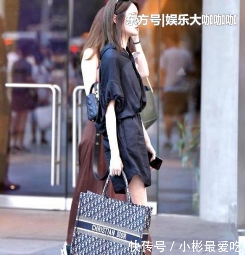 『美女』街拍:般般入画的小姐姐,一条红色背心配白色长裙,时尚优雅大方
