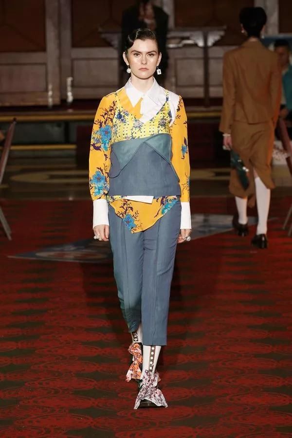 在唐人街的中餐馆打麻将，中式旗袍和解构西装完美结合，打造最中