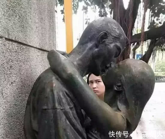 大哥你怎么穿裙子出来了，是你老婆的吗，你那高跟鞋穿着还舒服吧