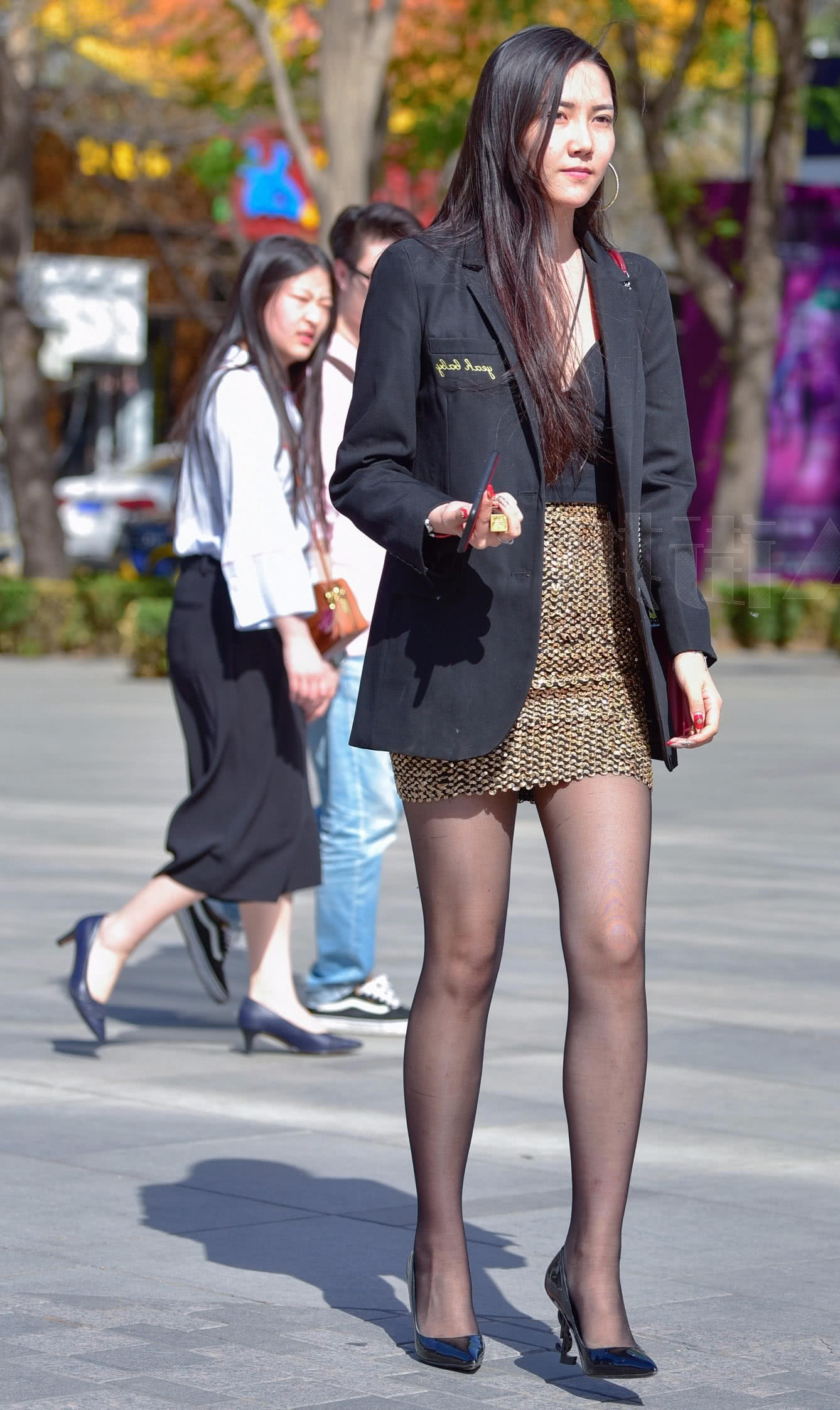 成熟小姐姐包臀裙搭配黑色，尽显丰腴的臀部和一双大长腿，吸睛无