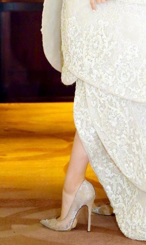 女明星穿高跟鞋的技术太强悍 佟亚丽鞋跟断了还能支撑