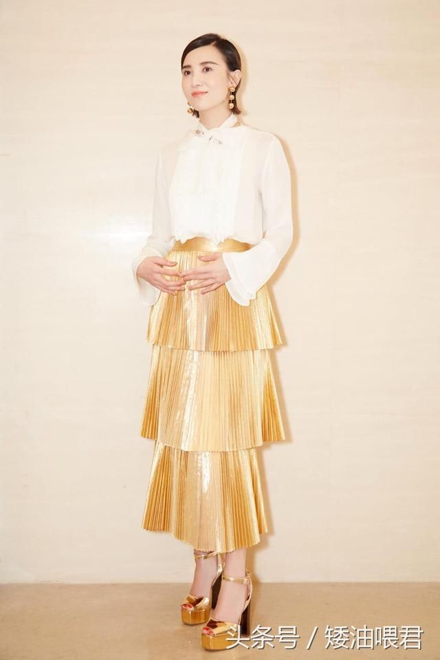 宋佳睡醒了吗？西装里还夹着一张被单就出席活动，丢脸丢大发了！