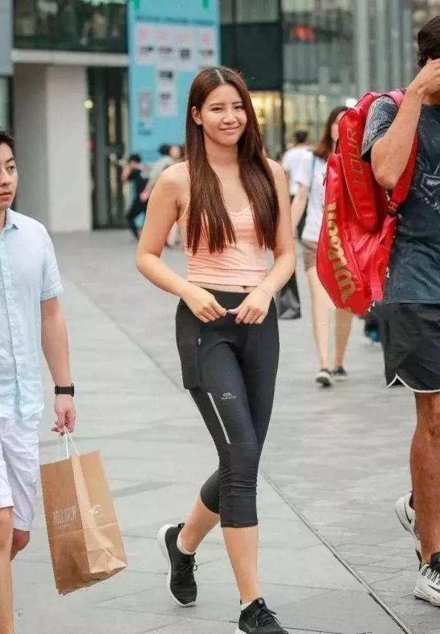 气质小姐姐黑色紧身裤,时尚的穿搭尽显青春活力