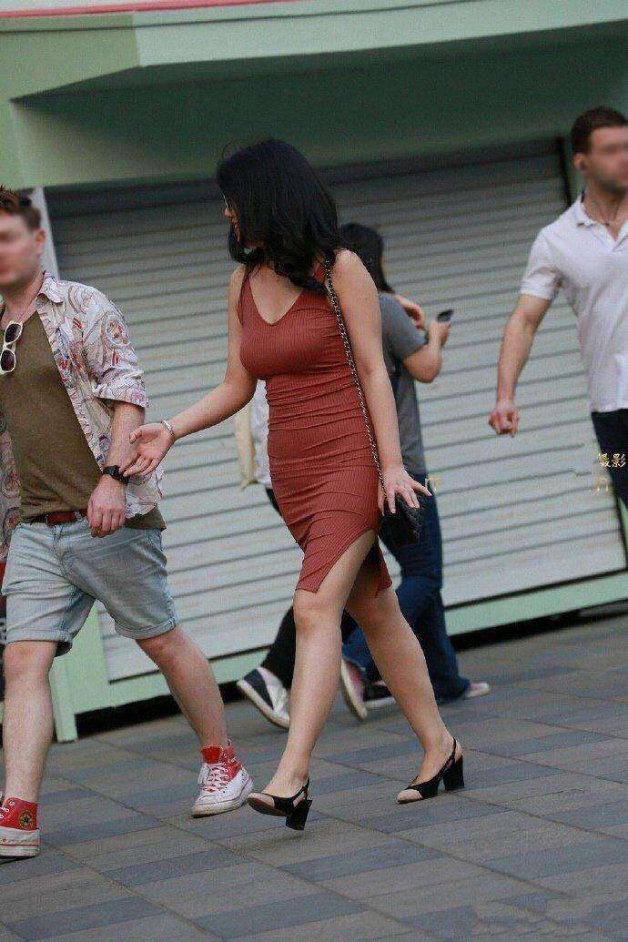 路人街拍, 小姐姐你就不怕把衣服撑破吗?