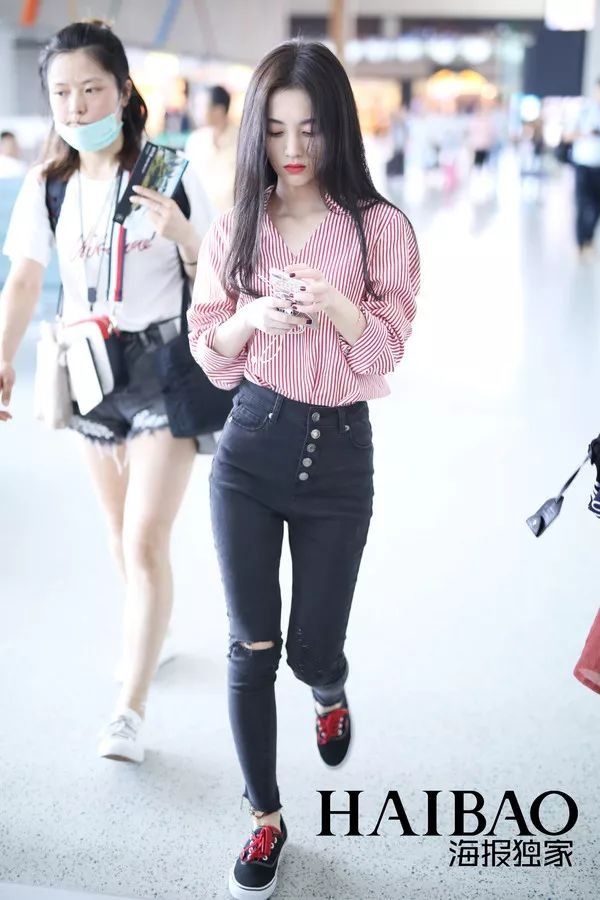 李小璐高调复出靠母女装扮嫩?刘雯一裤两穿太会搭…【海报街拍】