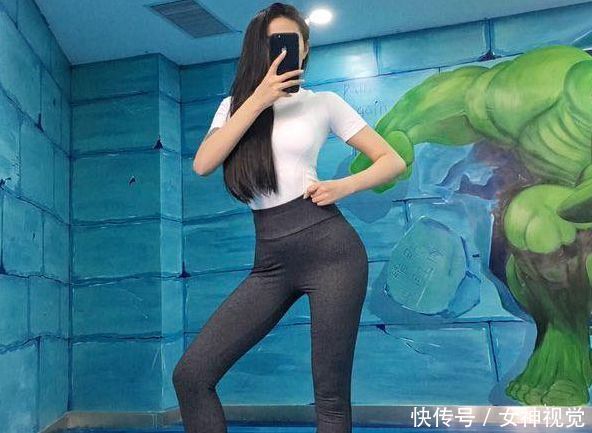 紧身打底裤：修身有型的年轻美女，尽显女人优雅姿态，十分抢眼！