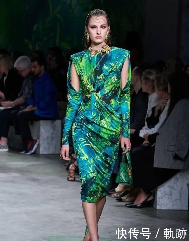 『花朵』2020开春 流行穿“开满花”的裙子,谁穿谁美!