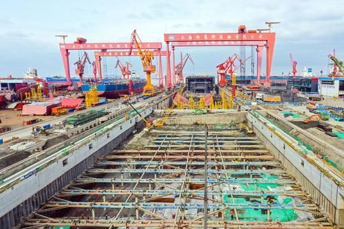  船坞：740米，亚洲第一长的船坞在上海建造中，能满足两艘10万吨
