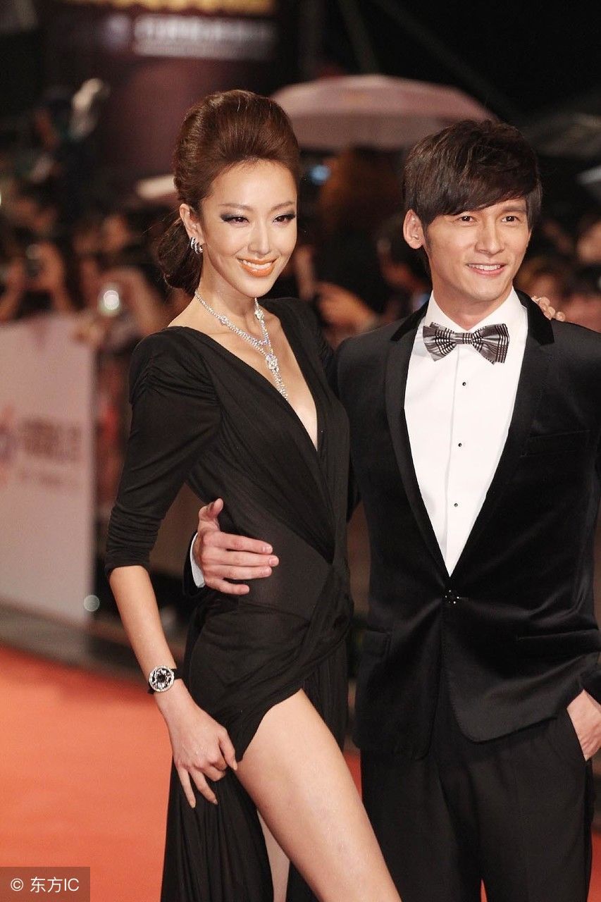 名模隋棠高开衩长裙尽显逆天长腿，脚踩高跟鞋，站姿优雅端庄