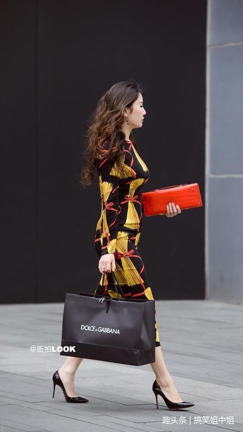 路人街拍:白T恤+印花吊带裙,再加一把红雨伞,小姐姐很美