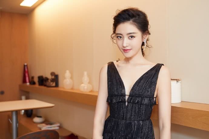 张天爱真是拼，为了秀腿穿成这样也敢去机场，网友：怪不得那么红