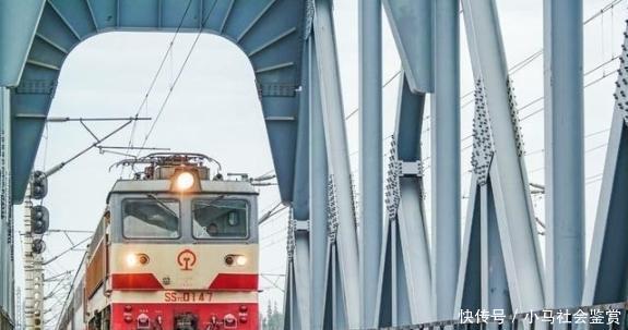 铁路线旁边写禁止双弓是什么意思?答案和你