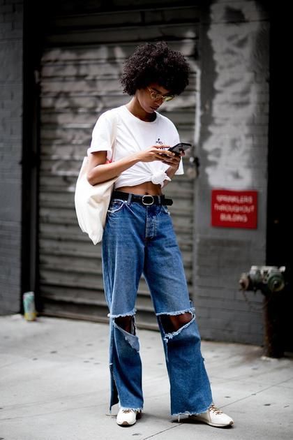 周冬雨为破洞牛仔裤代言 这么穿才能显腿长