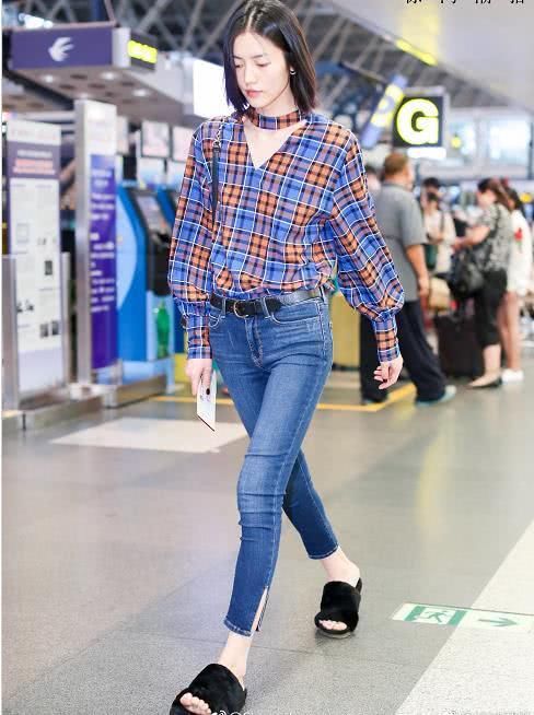 刘雯和奚梦瑶同走机场，一个素颜穿牛仔裤，一个穿了和没穿一样