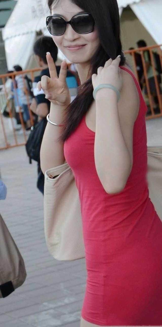 紧身裙与气质的女人