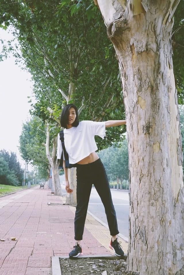 刘雯穿牛仔裤现身，可明显的三角区让人无法直视，网友:我瞎了!