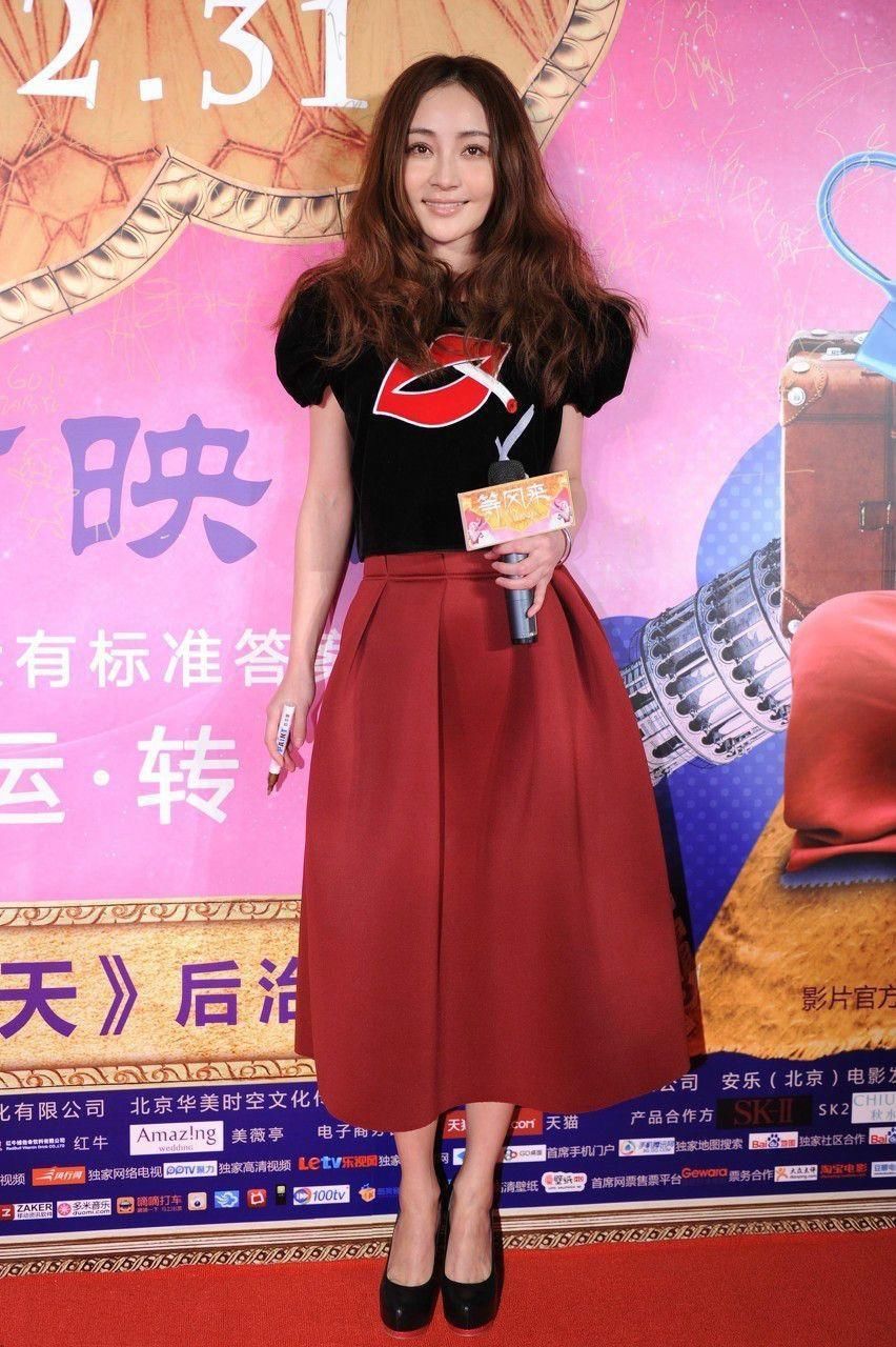 这是姚笛?机场公然穿蕾丝裙，纯素颜毫无气色