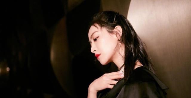 『一看』有4个特点的女人,一看就有“女王范”,御姐路线更适合你!