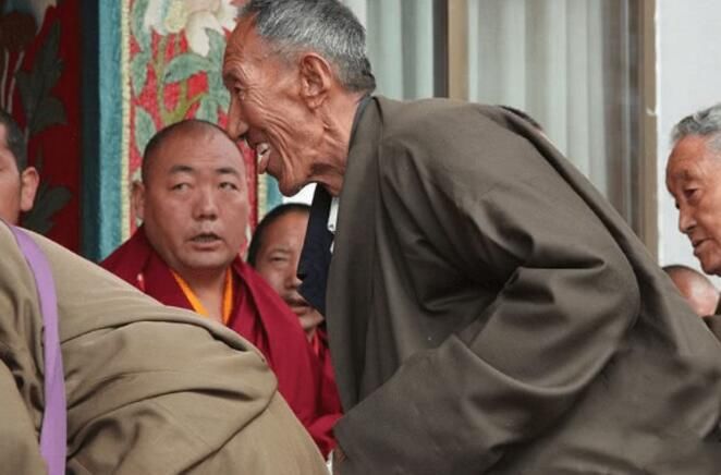 西藏旅游，藏族人民对你伸舌头是什么意思?知道真相的你应该高兴