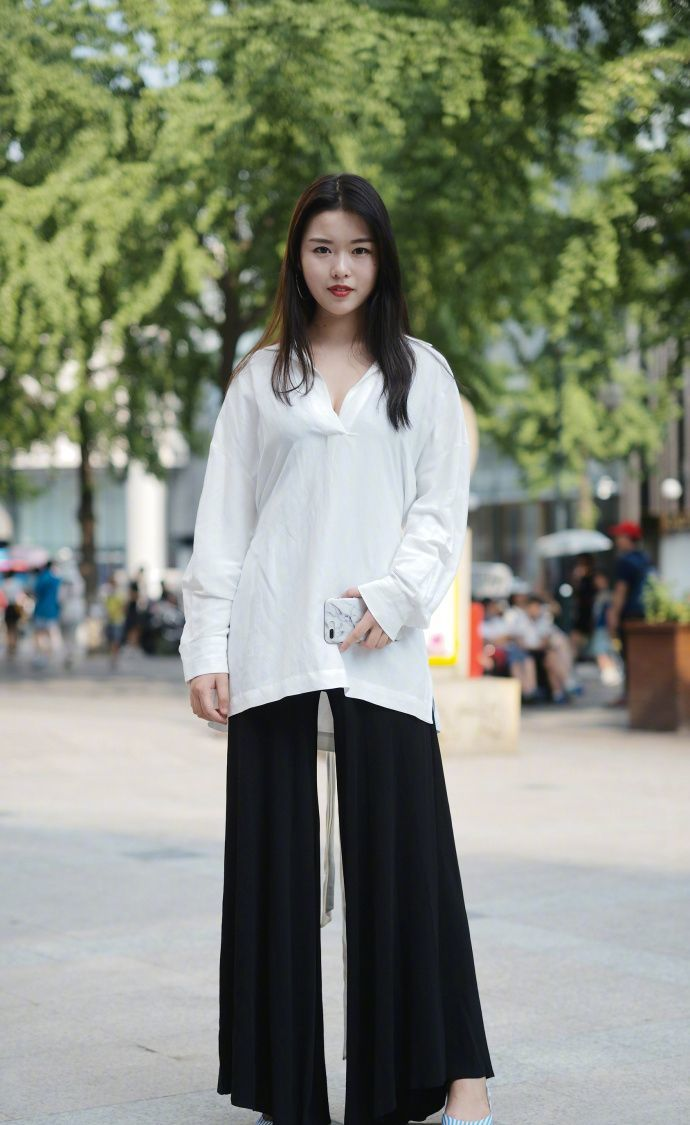 『凸显出』街拍:高挑的美女真会穿,紧身裙凸显出火辣身材!