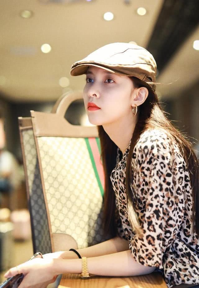 #豹纹设计#宋妍霏是新一代“时髦女神”,穿豹纹衬衫配阔腿裤,慵懒风太高级