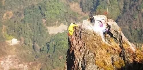 中国一名“峭壁飞人”，帮人烧香赚香火钱，一天收入可达上万元