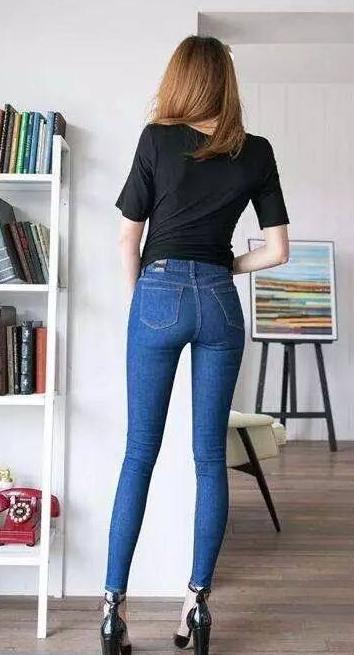 曲线完美的小姐姐穿牛仔裤，勾勒出优雅大方身姿，魅力太强了！